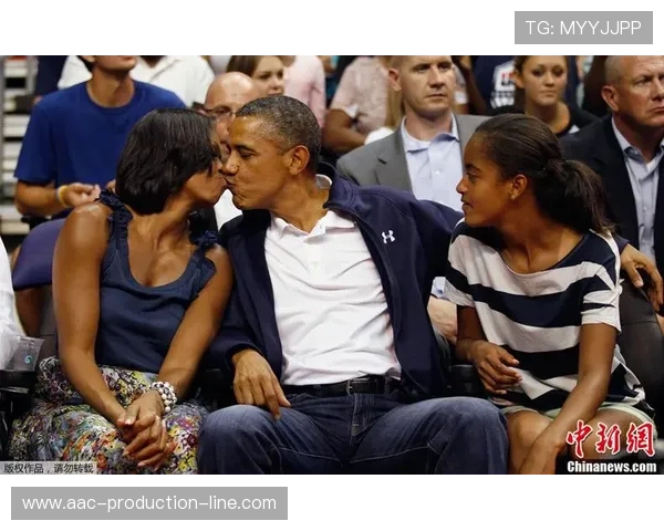 篮球铁粉奥巴马现身全明星前排