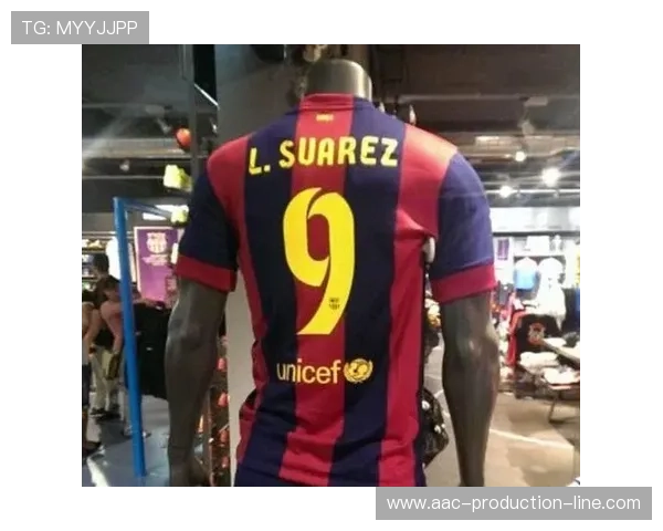 等不及了,一名巴萨球迷穿着什琴斯尼的巴萨球衣现场看球 等不及了,一名巴萨球迷穿着什琴斯尼的巴萨球衣现场看球